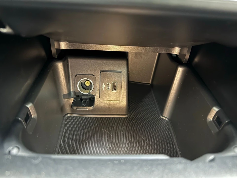 2025 Ford Explorer 6th Gen - Image 17 of 21