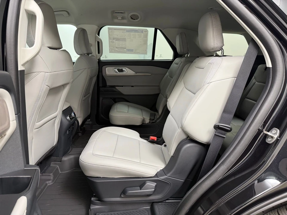 2025 Ford Explorer 6th Gen - Image 18 of 21