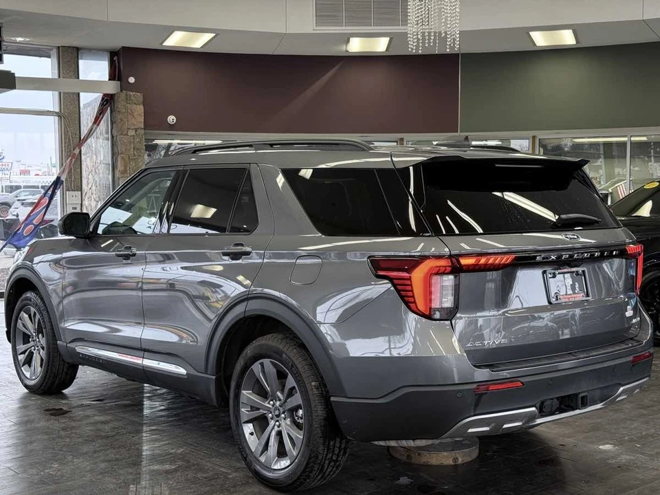 2025 Ford Explorer 6th Gen - Image 11 of 12
