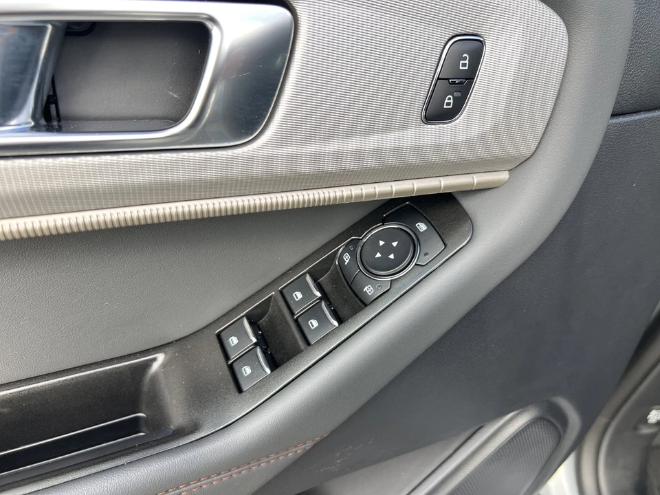 2025 Ford Explorer 6th Gen - Image 16 of 21