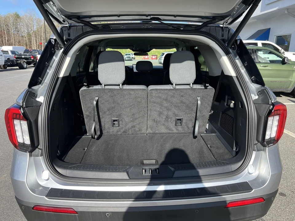 2025 Ford Explorer 6th Gen - Image 9 of 21