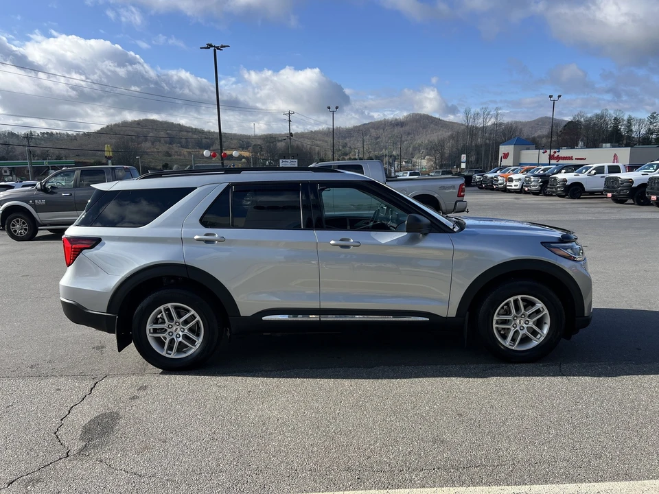 2025 Ford Explorer 6th Gen - Image 4 of 21