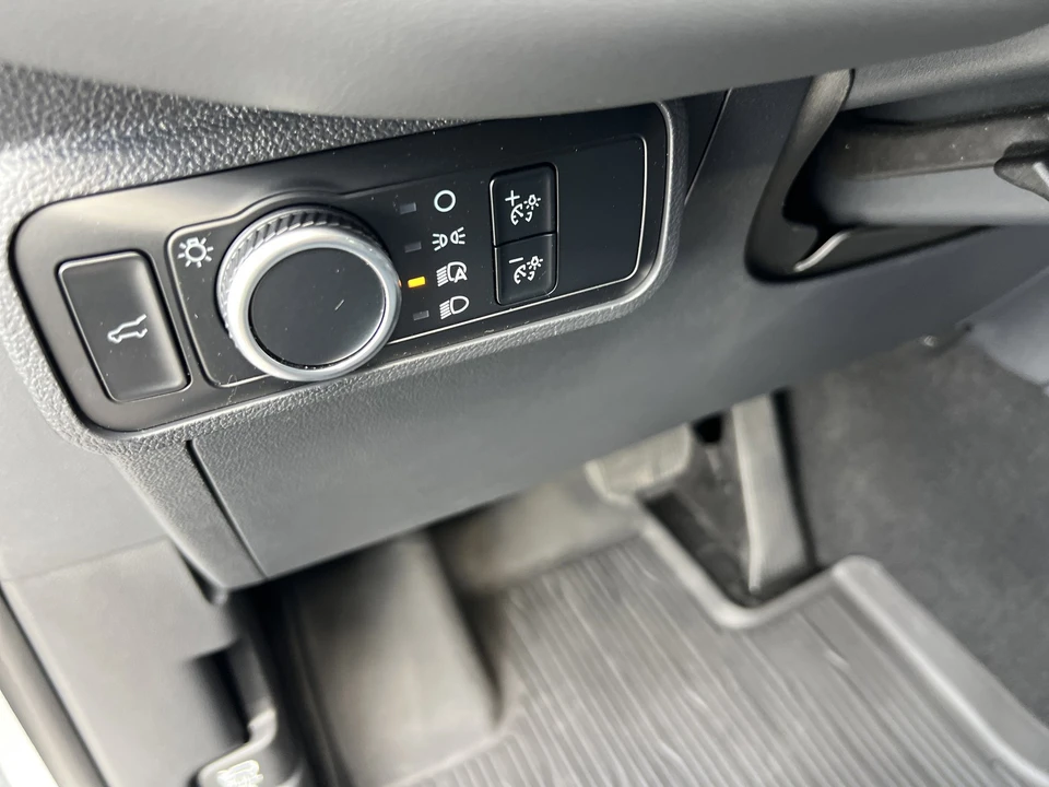 2025 Ford Explorer 6th Gen - Image 19 of 21
