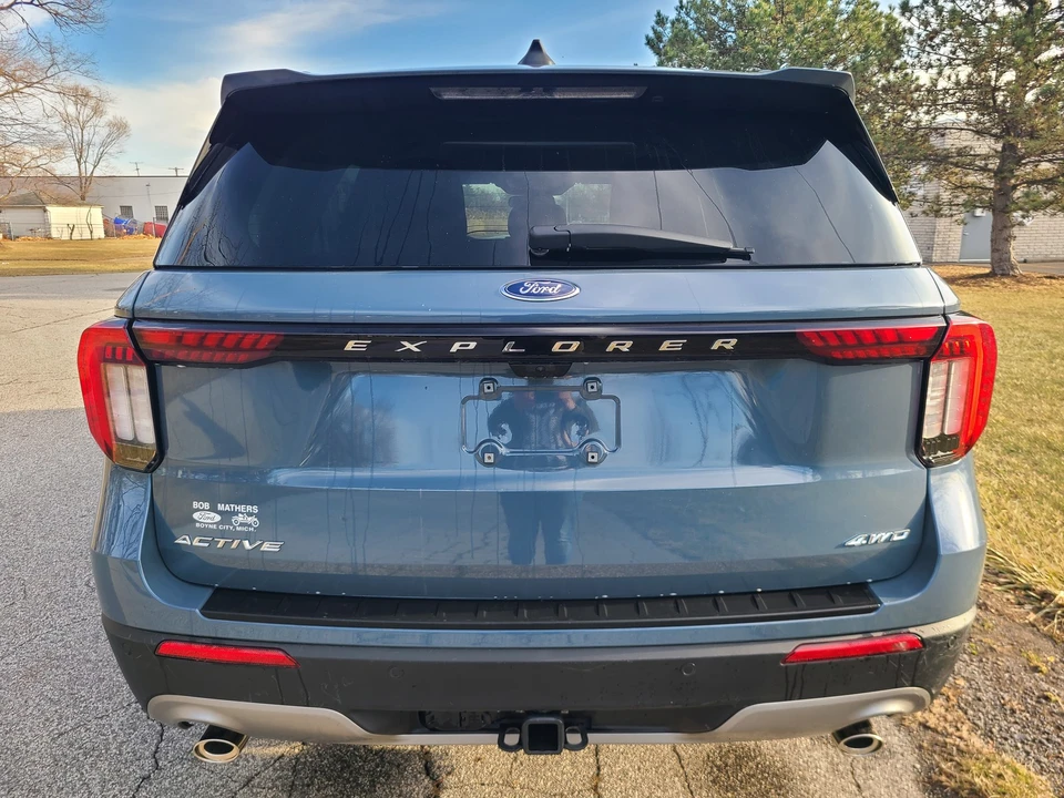 2025 Ford Explorer 6th Gen - Image 4 of 21