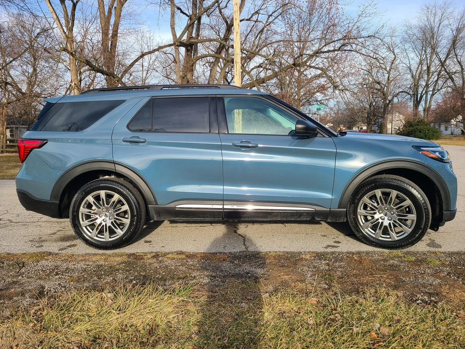 2025 Ford Explorer 6th Gen - Image 6 of 21