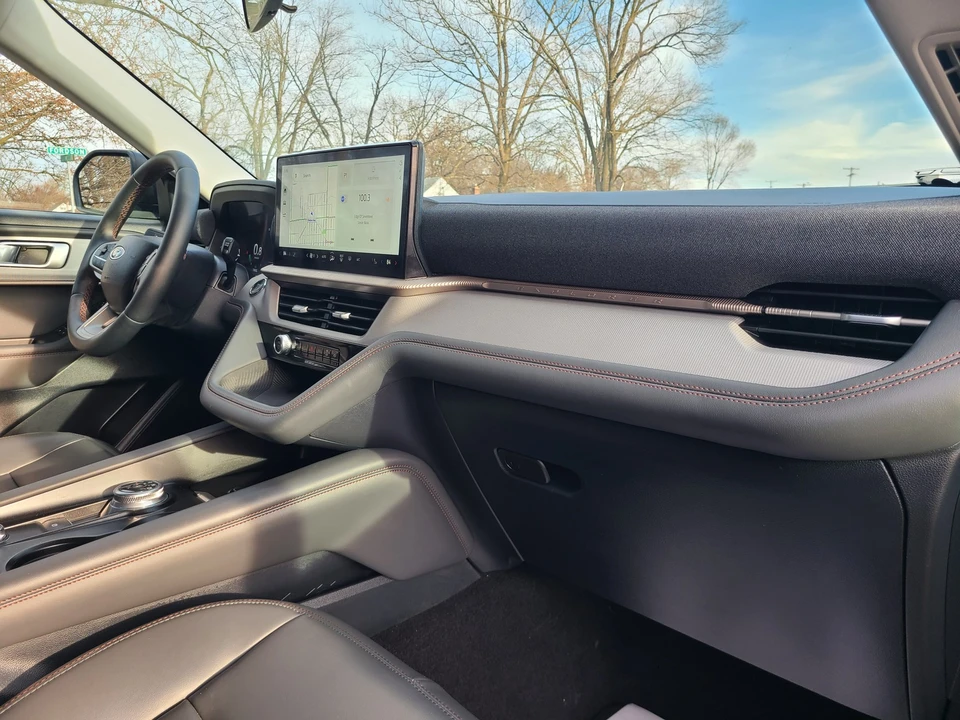 2025 Ford Explorer 6th Gen - Image 18 of 21