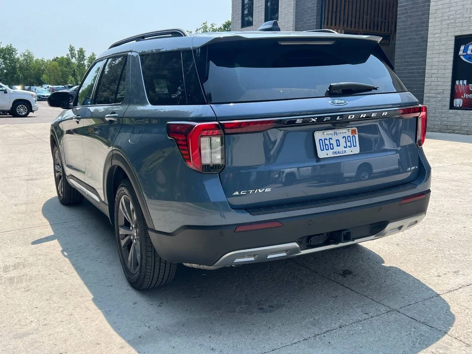 2025 Ford Explorer 6th Gen - Image 8 of 21