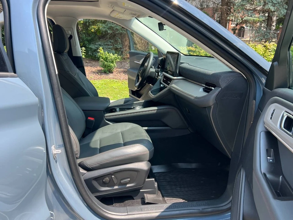 2025 Ford Explorer 6th Gen - Image 16 of 21