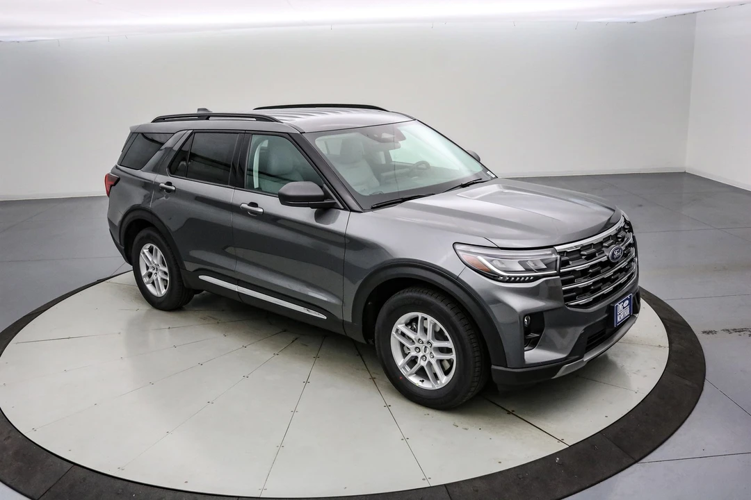 2025 Ford Explorer 6th Gen - Image 2 of 21