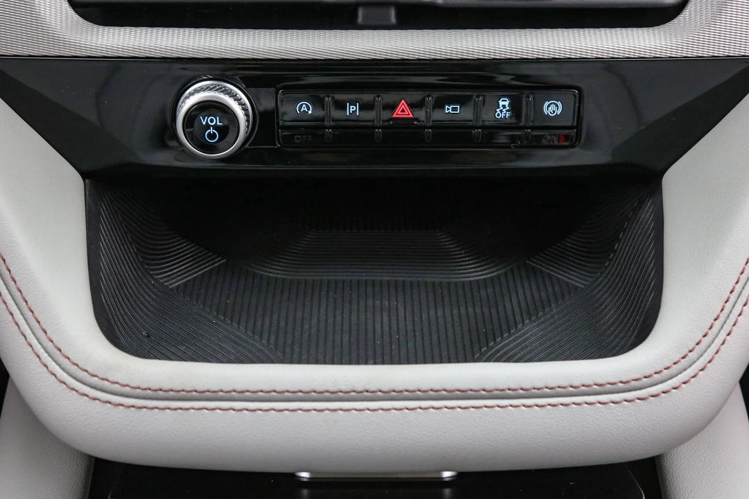2025 Ford Explorer 6th Gen - Image 17 of 21