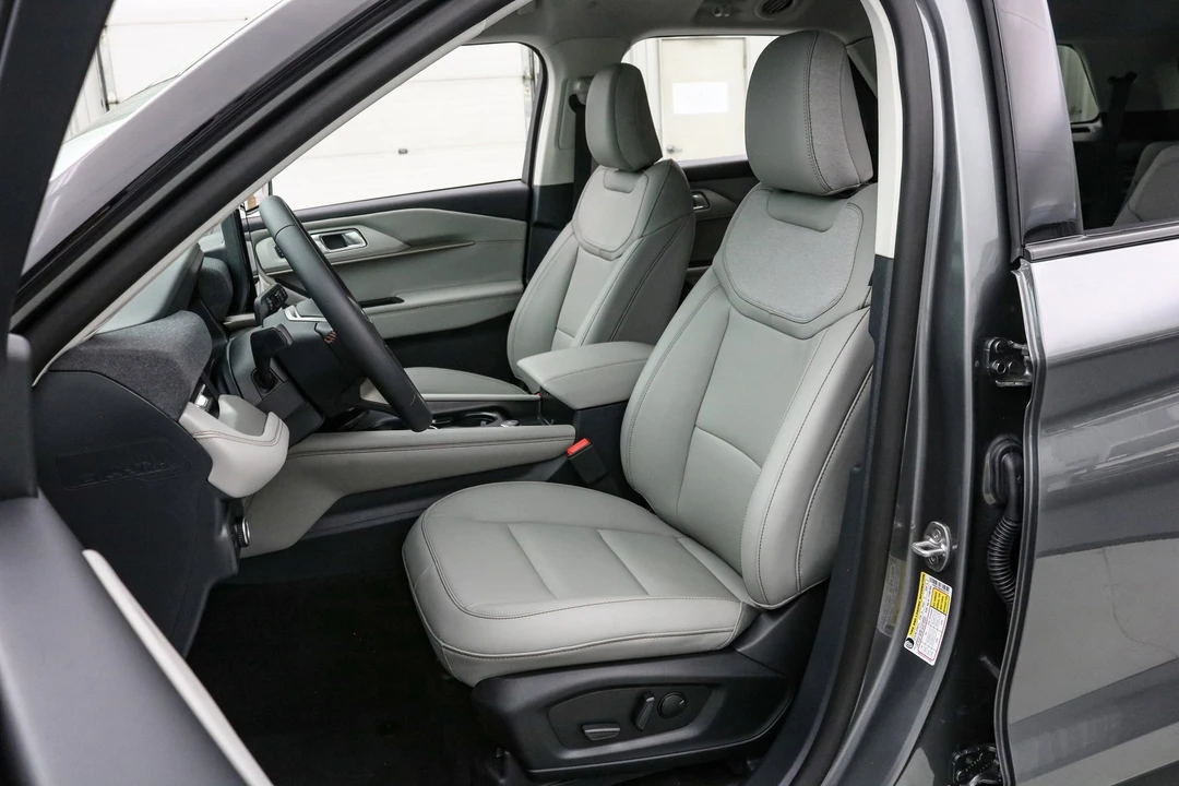 2025 Ford Explorer 6th Gen - Image 12 of 21
