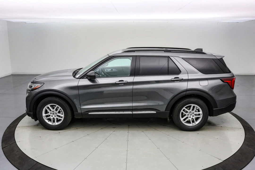 2025 Ford Explorer 6th Gen - Image 8 of 21