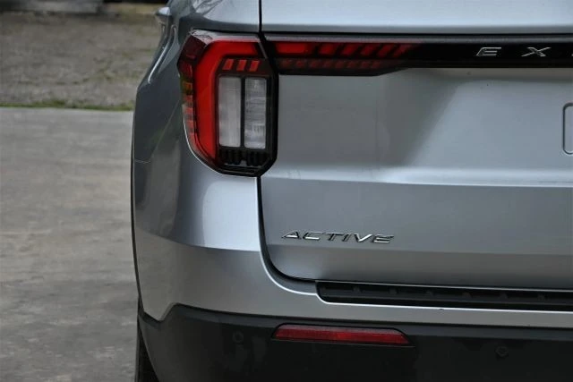 2025 Ford Explorer 6th Gen - Image 9 of 21
