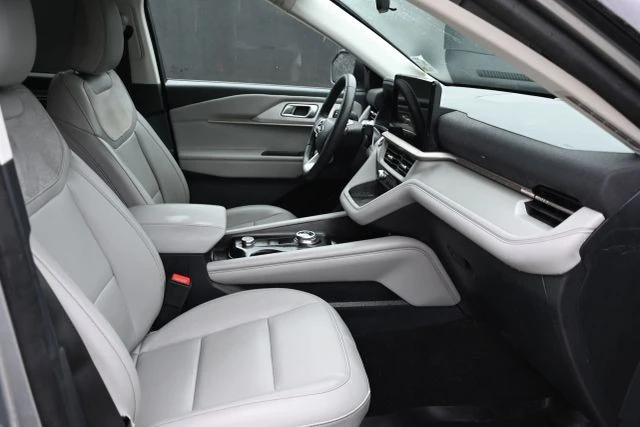 2025 Ford Explorer 6th Gen - Image 16 of 21