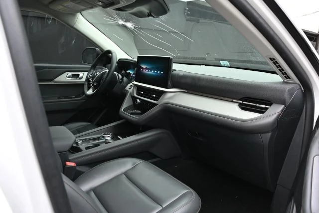 2025 Ford Explorer 6th Gen - Image 13 of 21