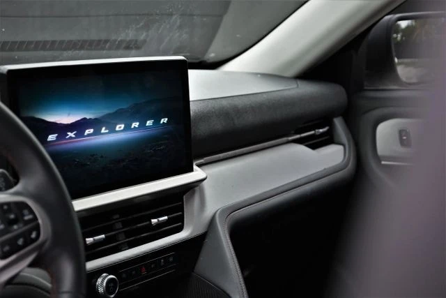 2025 Ford Explorer 6th Gen - Image 11 of 21