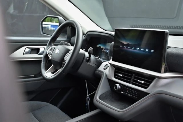 2025 Ford Explorer 6th Gen - Image 14 of 21