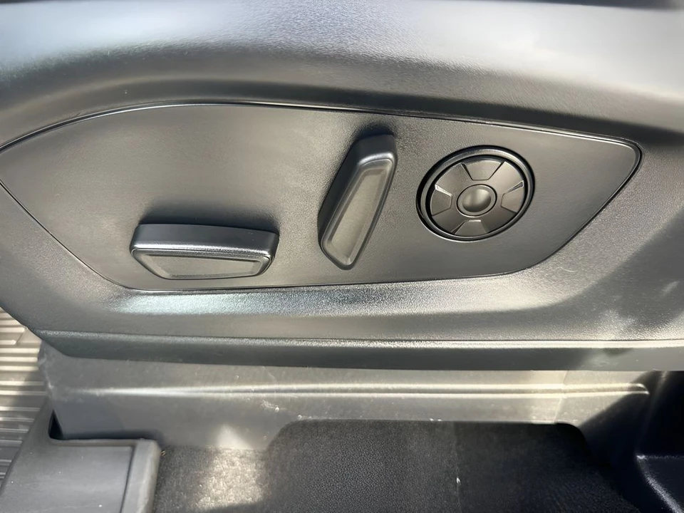 2025 Ford Explorer 6th Gen - Image 10 of 21