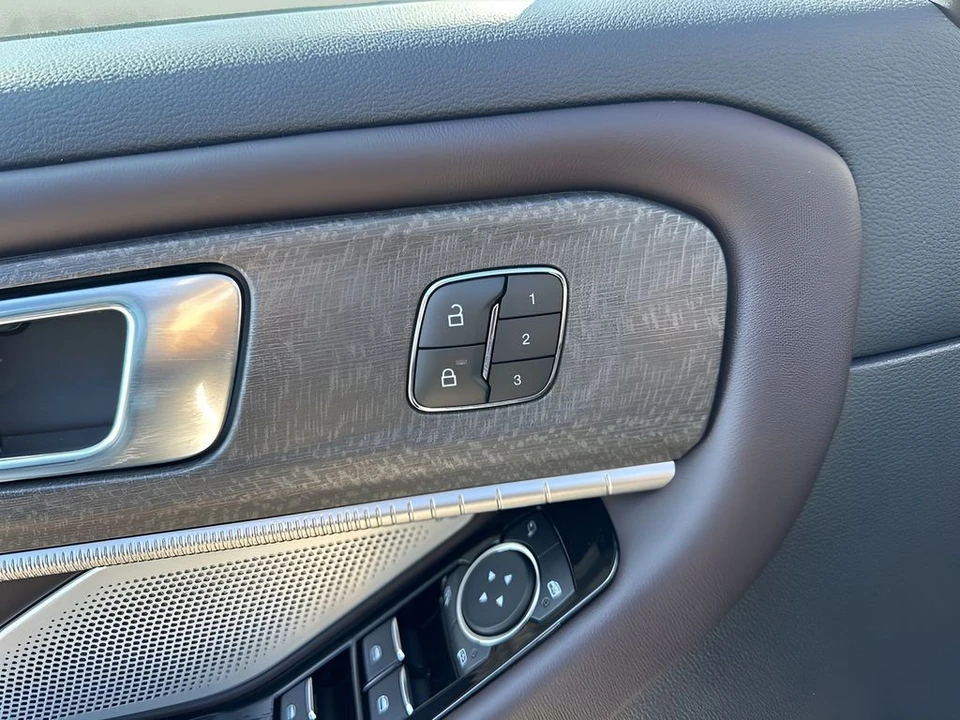 2025 Ford Explorer 6th Gen - Image 11 of 21
