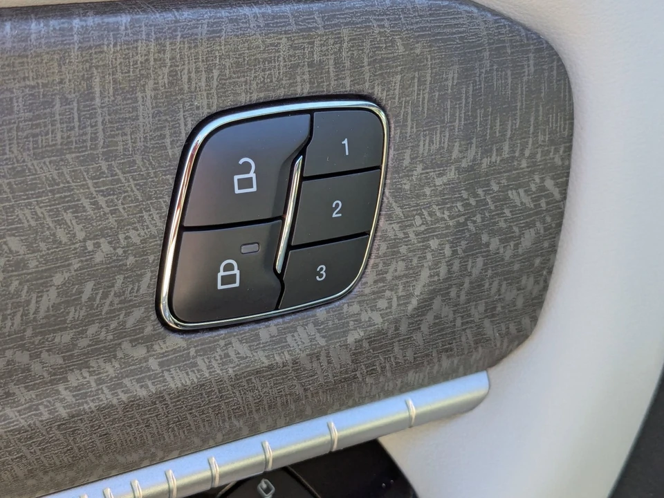 2025 Ford Explorer 6th Gen - Image 13 of 31