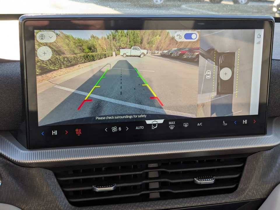 2025 Ford Explorer 6th Gen - Image 27 of 31