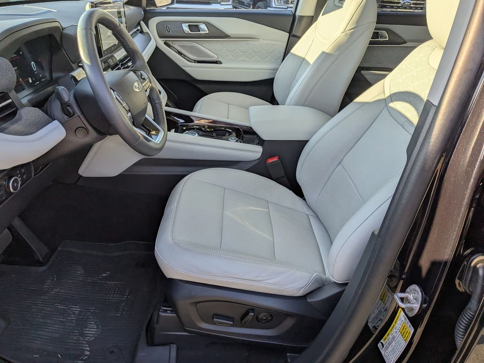 2025 Ford Explorer 6th Gen - Image 15 of 31