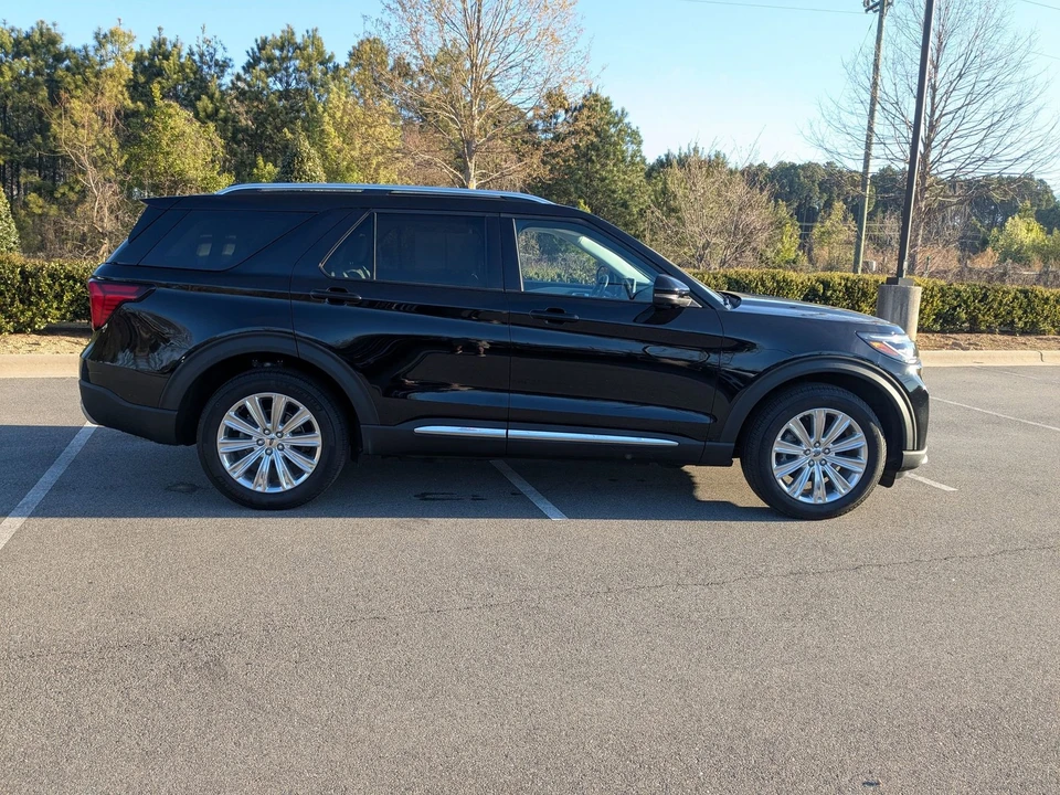 2025 Ford Explorer 6th Gen - Image 3 of 31