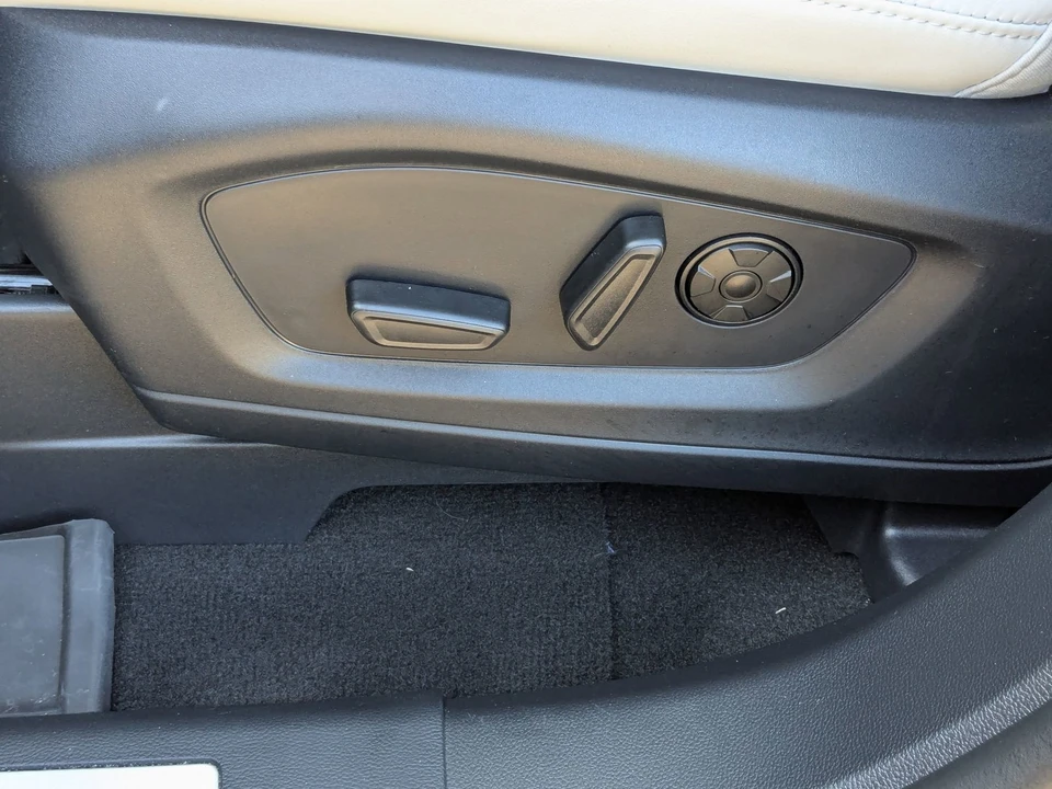 2025 Ford Explorer 6th Gen - Image 16 of 31