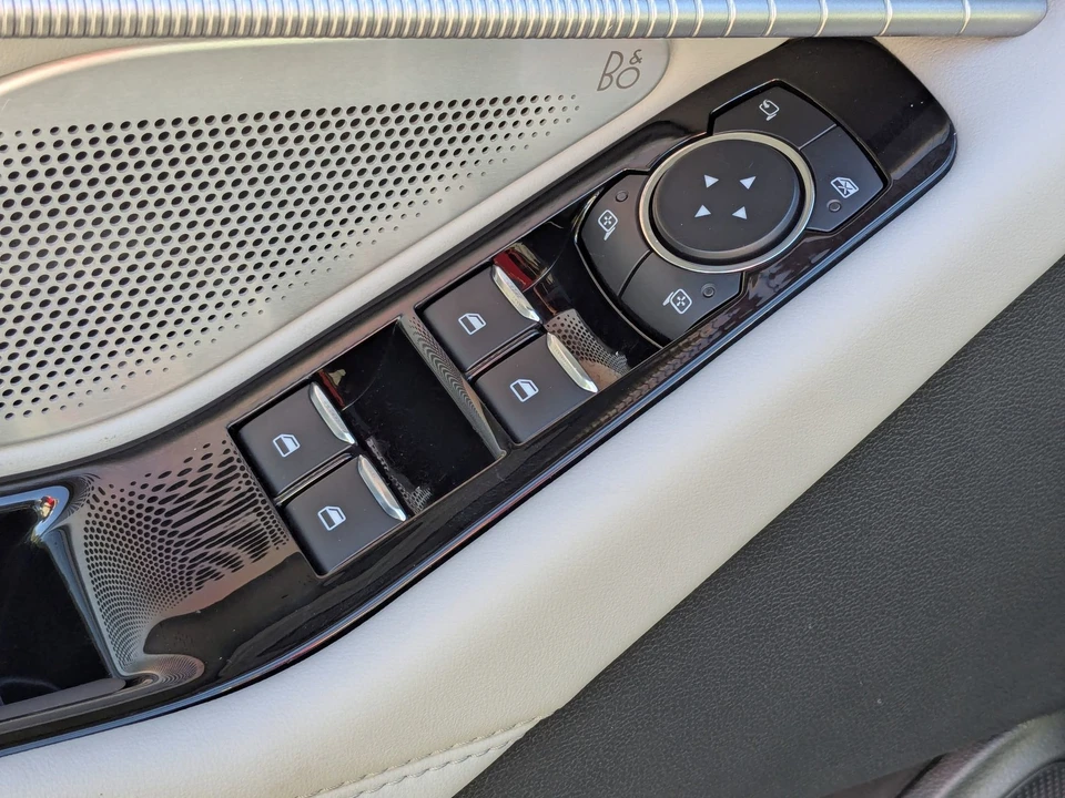 2025 Ford Explorer 6th Gen - Image 14 of 31
