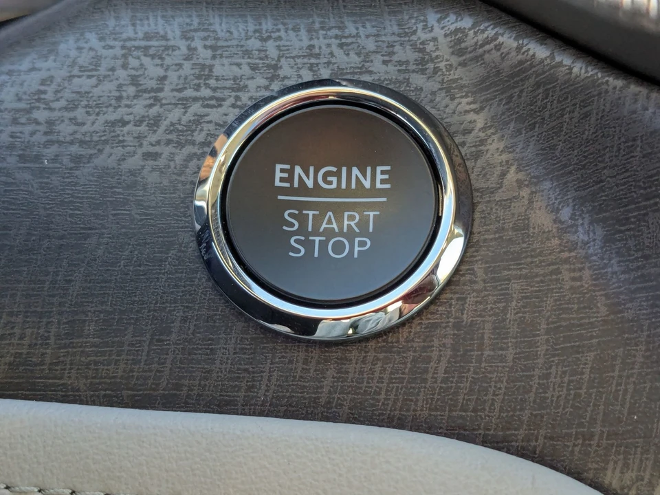 2025 Ford Explorer 6th Gen - Image 25 of 31