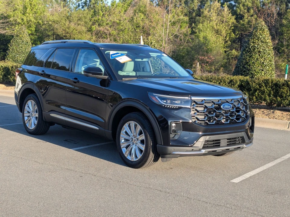 2025 Ford Explorer 6th Gen - Image 2 of 31