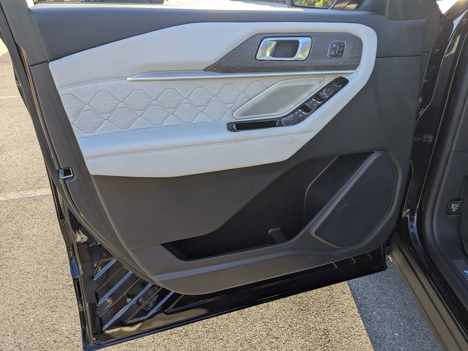2025 Ford Explorer 6th Gen - Image 12 of 31