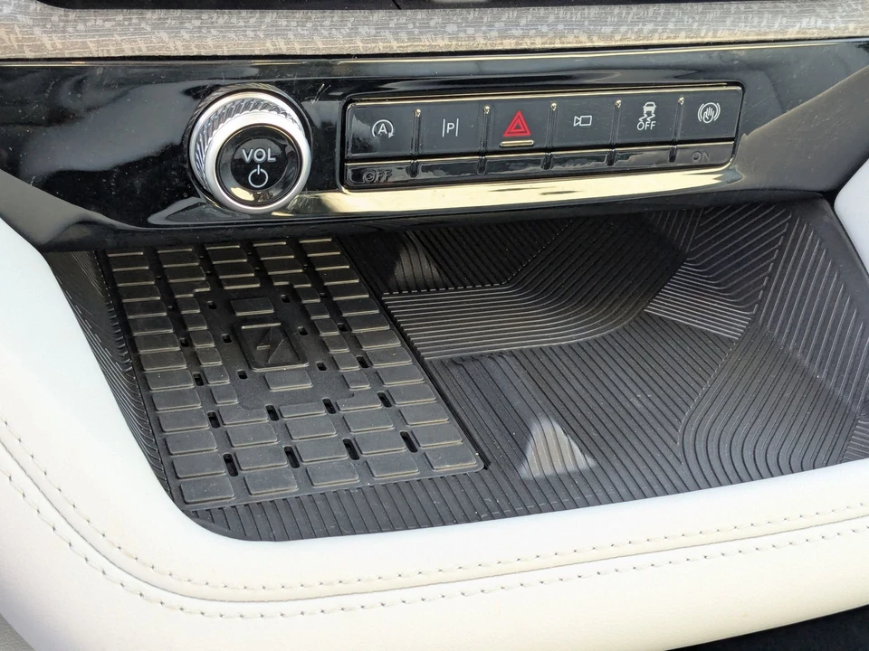 2025 Ford Explorer 6th Gen - Image 29 of 31