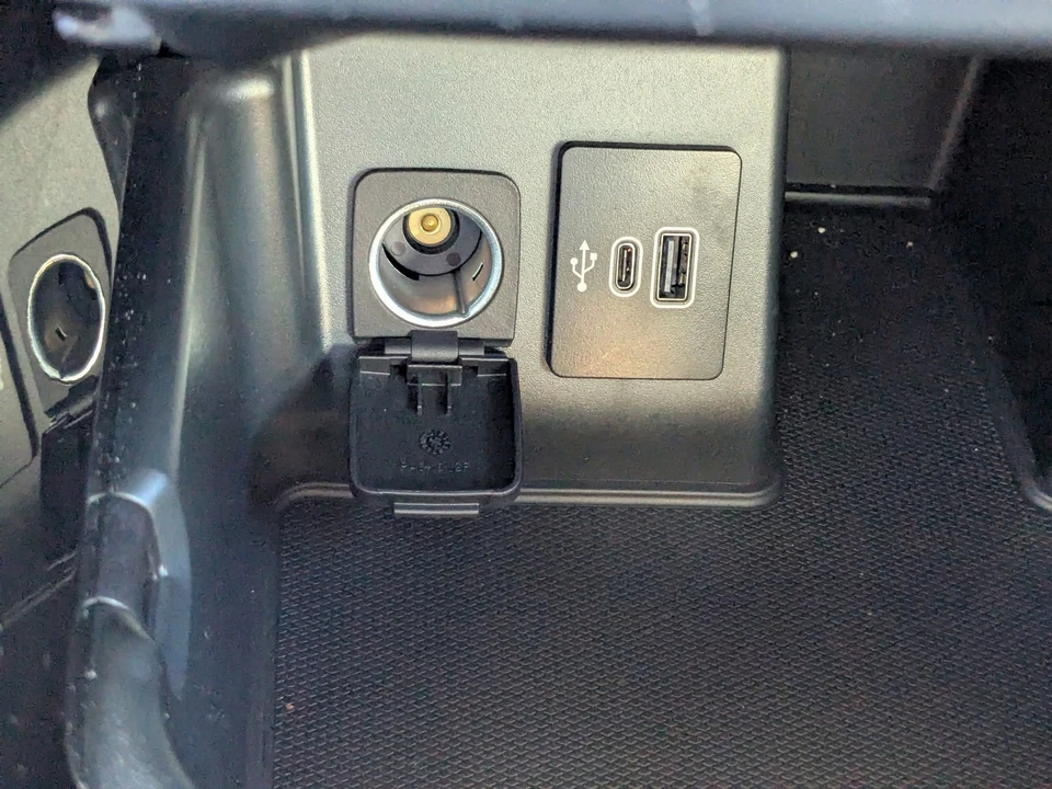2025 Ford Explorer 6th Gen - Image 30 of 31