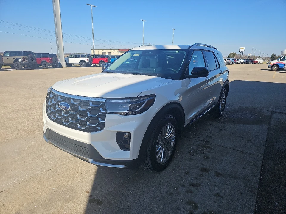 2025 Ford Explorer 6th Gen - Image 19 of 21