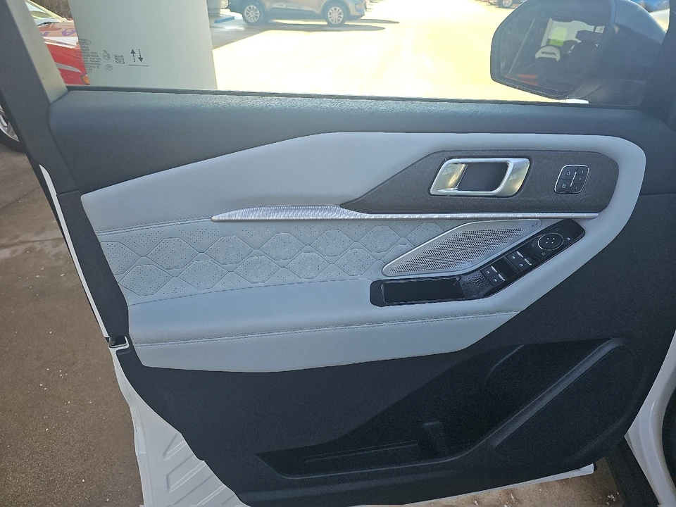 2025 Ford Explorer 6th Gen - Image 16 of 21