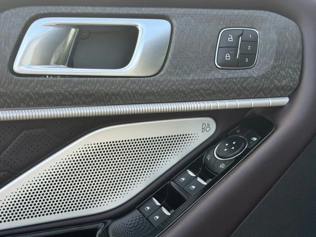 2025 Ford Explorer 6th Gen - Image 18 of 21
