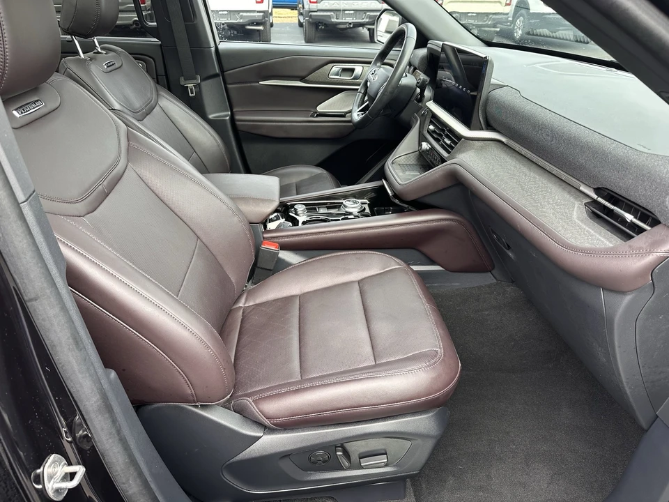 2025 Ford Explorer 6th Gen - Image 14 of 31