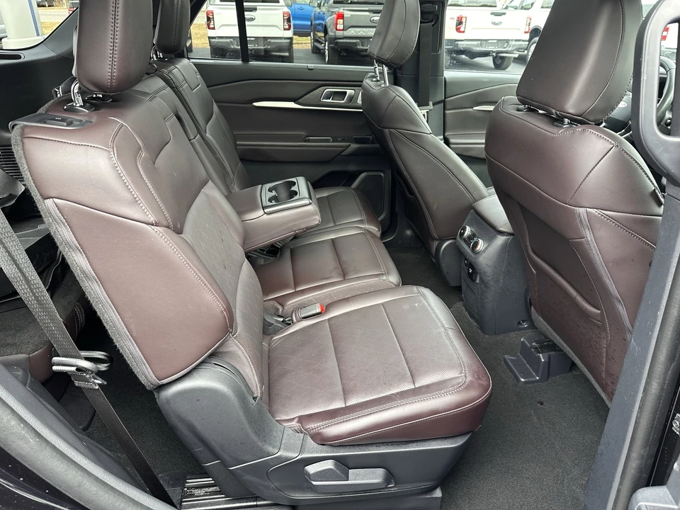 2025 Ford Explorer 6th Gen - Image 16 of 31
