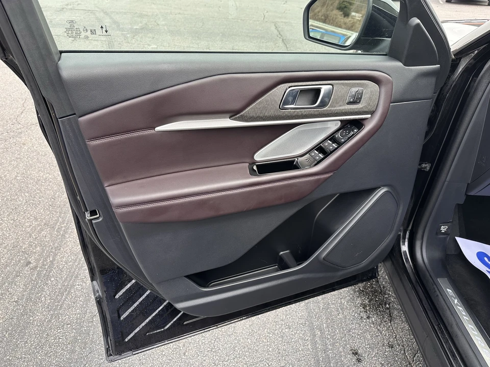 2025 Ford Explorer 6th Gen - Image 9 of 31