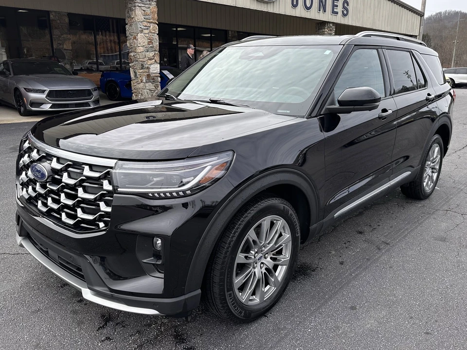 2025 Ford Explorer 6th Gen - Image 2 of 31