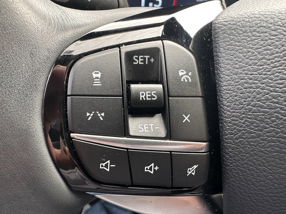2025 Ford Explorer 6th Gen - Image 21 of 31