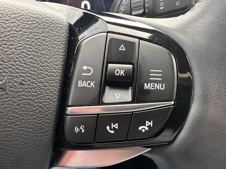 2025 Ford Explorer 6th Gen - Image 22 of 31