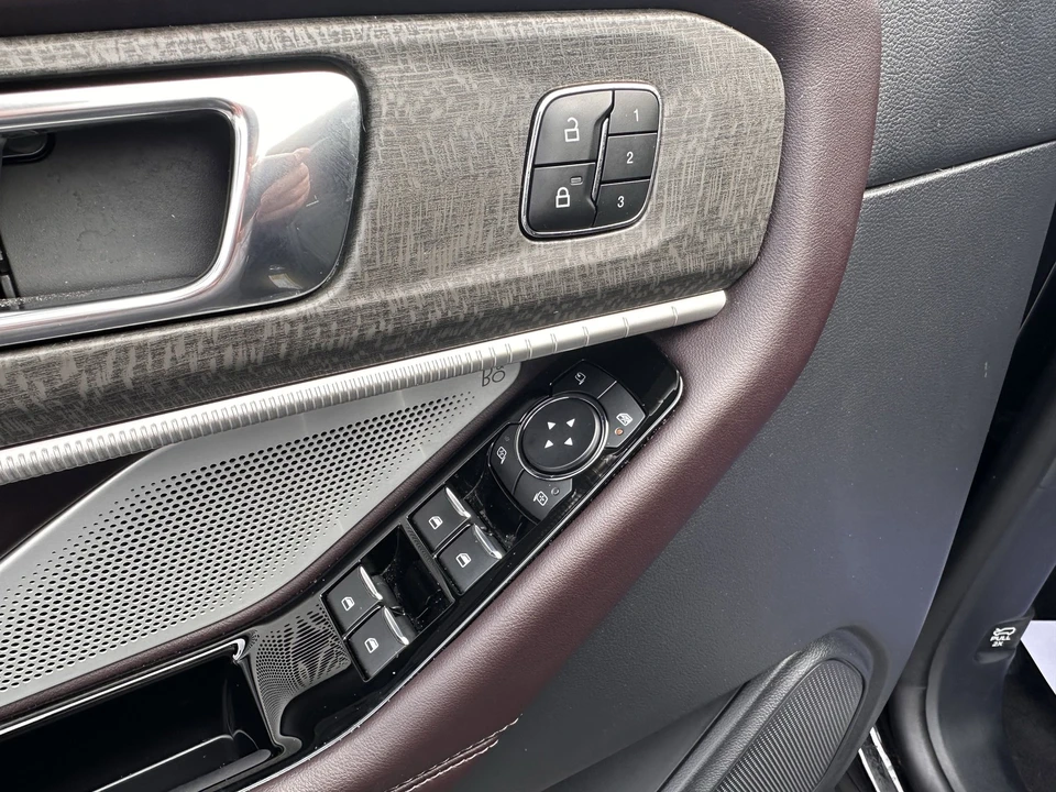 2025 Ford Explorer 6th Gen - Image 18 of 31