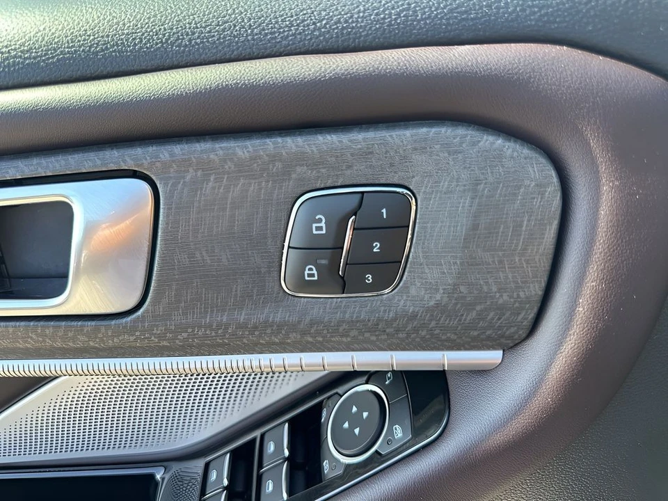 2025 Ford Explorer 6th Gen - Image 11 of 12