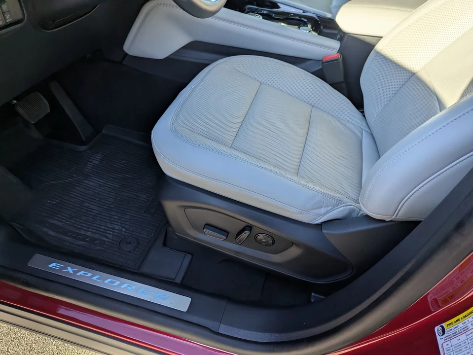 2025 Ford Explorer 6th Gen - Image 13 of 21