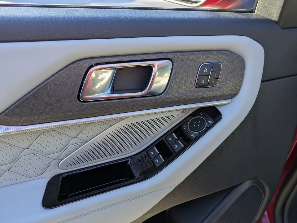 2025 Ford Explorer 6th Gen - Image 16 of 21