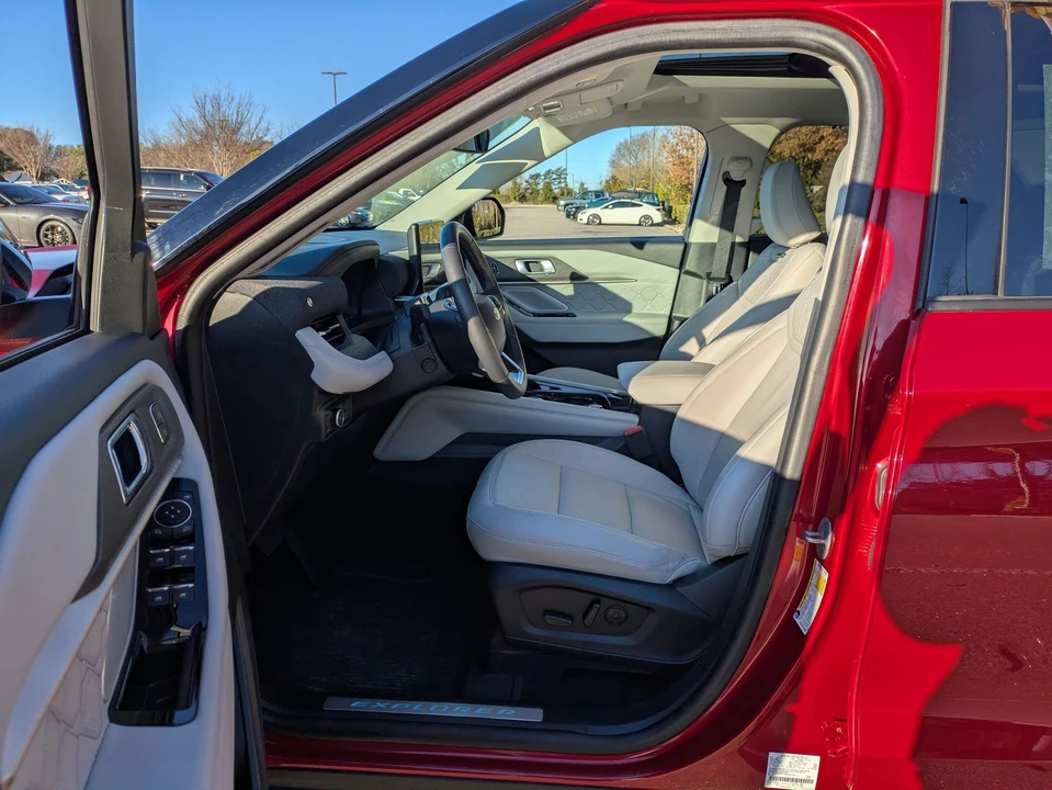 2025 Ford Explorer 6th Gen - Image 12 of 21