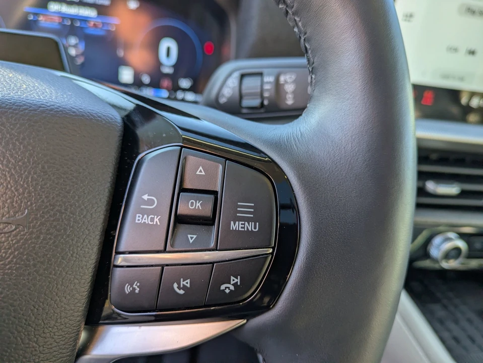 2025 Ford Explorer 6th Gen - Image 19 of 21