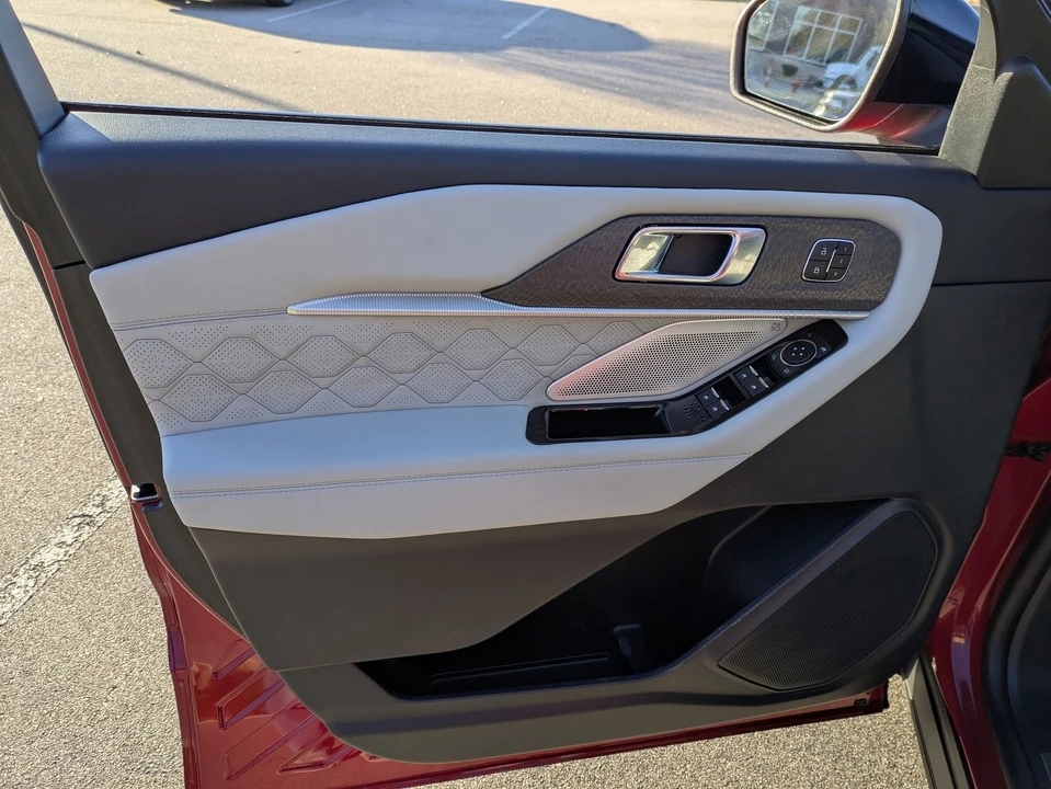 2025 Ford Explorer 6th Gen - Image 15 of 21